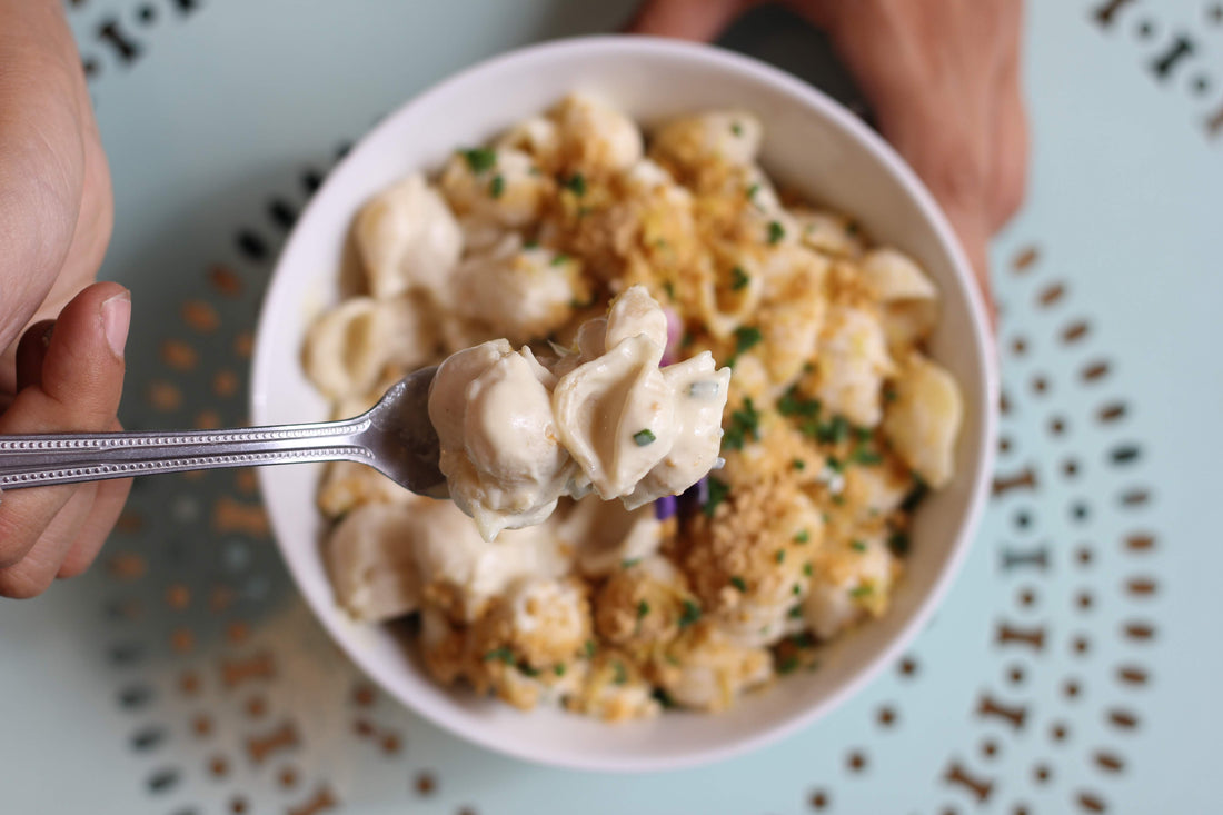 Plato de macarrones con queso, salsa, queso, plato de comida