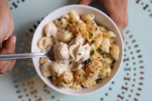 Plato de macarrones con queso, salsa, queso, plato de comida